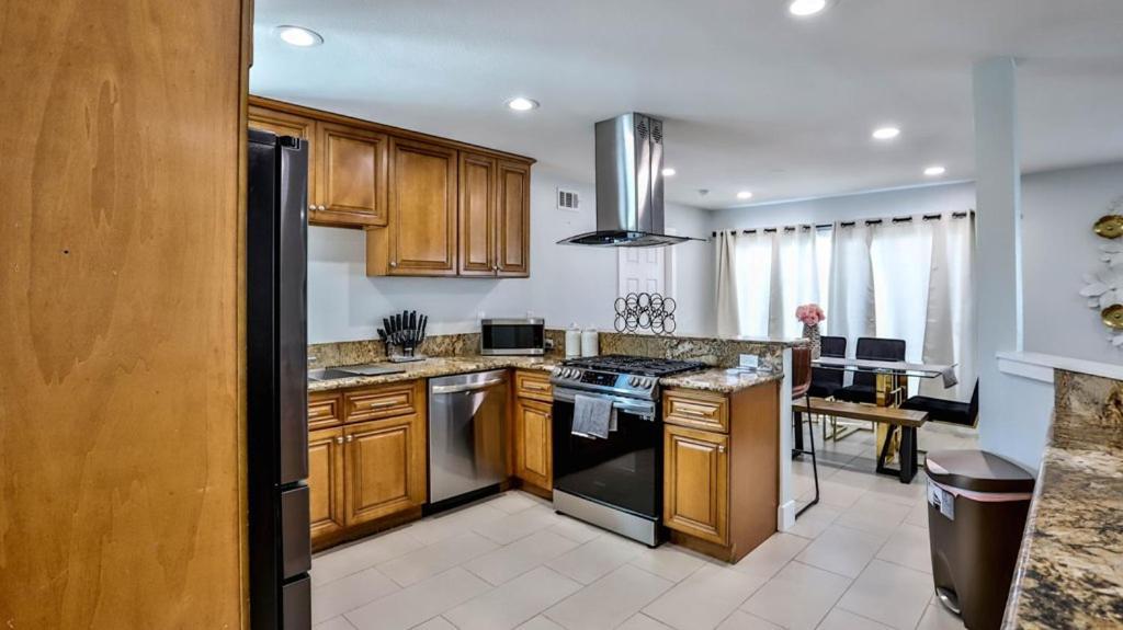 H&H Modern Lux 4Bd 1 King Suite 3 Queen Socal Disney Westminster Exteriör bild